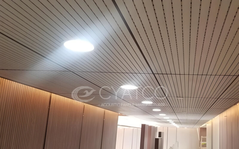 Applicable scenarios
Grooved wood sound-absorbing boards are suitable for various places that have high requirements for acoustic environment and decorative effect. In commercial Spaces such as meeting rooms, lecture halls, and multi-functional halls, it can effectively enhance voice clarity and ensure the accurate transmission of information. In cultural and entertainment venues such as theaters, concert halls, and recording studios, it can optimize acoustic effects and enhance artistic expressiveness. In the field of education, the use of grooved wood sound-absorbing boards in school classrooms, libraries, etc. helps to create a quiet and focused learning environment.